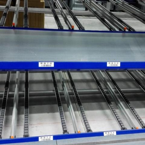 Leere Regale mit blauen Rahmen und orangefarbenen Markierungen.