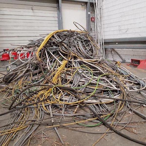 Ein Haufen von alten Kabeln und Drähten liegt ungeordnet auf dem Boden.