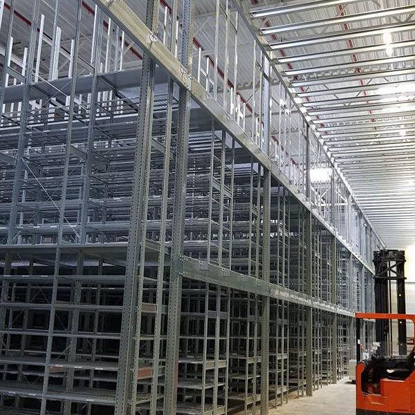 Regalsystem in einem modernen Lager mit einem Gabelstapler im Vordergrund.