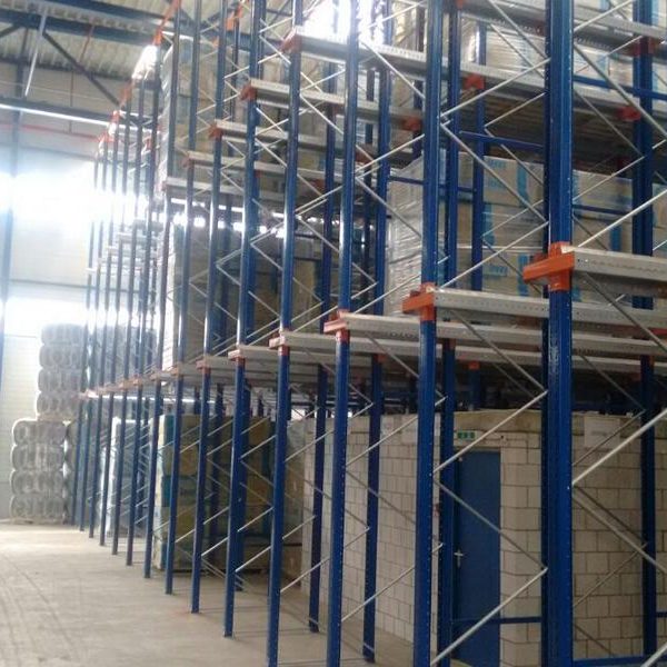 Einlagerungshalle mit hohen Regalen und gestapelten Kisten.