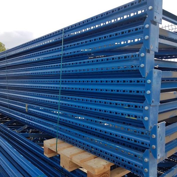 Blaue Stahlregale übereinander gestapelt, auf Holzpaletten lagern.