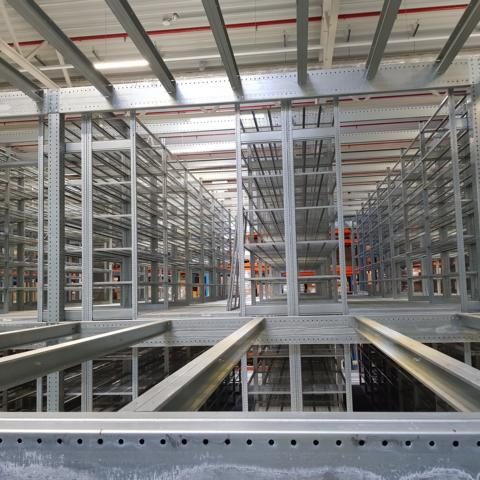 Metallregalstruktur mit mehreren Ebenen in einem großen Lagerraum.