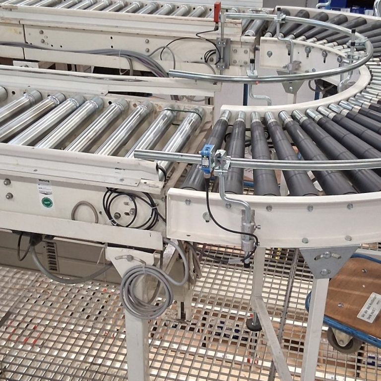 Förderbänder in einer industriellen Umgebung, die miteinander verbunden sind.