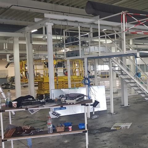 Geräumiger Industriewerkstatt mit ausgerüsteten Arbeitsbereichen und Ausstattung.