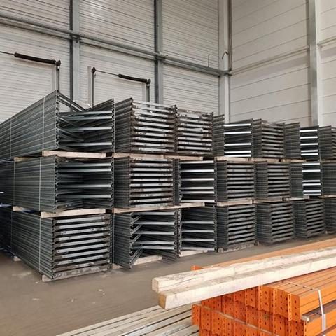 Stapel von Metallregalen in einem Lagerhaus mit Holzleisten im Vordergrund.