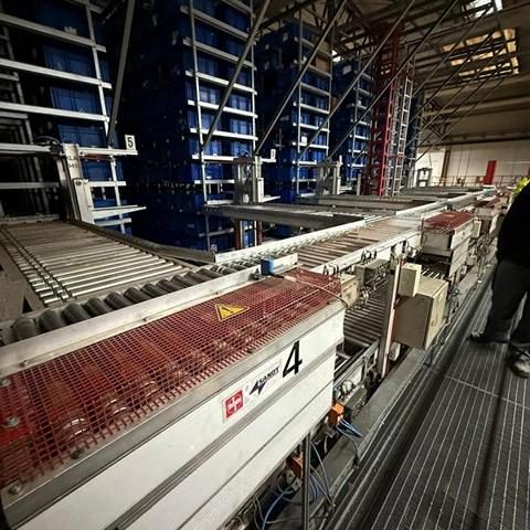 Blick auf eine industrielle Förderanlage mit Maschinen und einer strukturierten Anordnung.