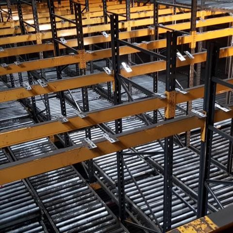 Gitterstruktur mit schwarzen und gelben Metallstreben in einem Industrieumfeld.