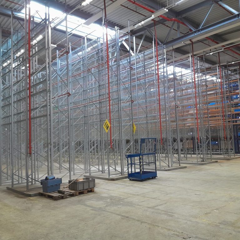 Regalstruktur aus Metall in einem großen, leeren Lagerraum.