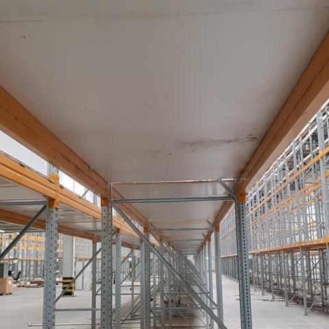 Blick auf ein Gerüst mit starker Betonplatte und Holzverkleidung im Innenbereich.